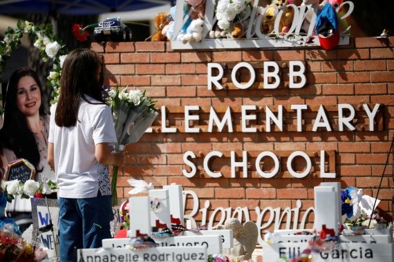 A woman pays respects at the memorial at Robb Elementary school, where a gunman killed 19 children and two adults, in Uvalde, Texas, U.S. May 29, 2022. REUTERS/Marco Bello /REUTERS/뉴스1 /사진=뉴스1 외신화상