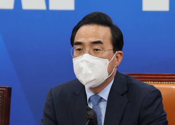 [서울=뉴시스] 전진환 기자 = 박홍근 더불어민주당 원내대표가 29일 서울 여의도 국회에서 추경 처리 관련 기자회견을 하고 있다. (공동취재사진) 2022.05.29. photo@newsis.com