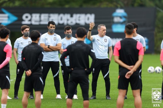 파주NFC에서 훈련을 지휘하는 벤투 감독(대한축구협회 제공) 2021.8.30/뉴스1
