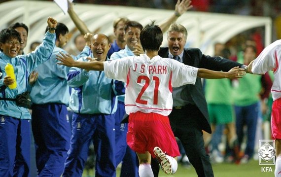 2002 월드컵 포르투갈전에서 골을 넣고 기뻐하는 박지성(가운데)(대한축구협회 제공)© 뉴스1