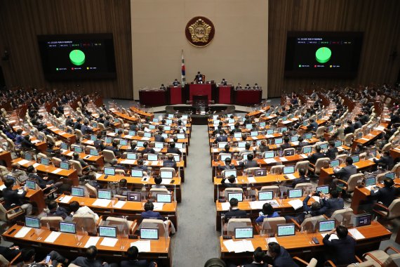 [서울=뉴시스] 김선웅 기자 = 29일 서울 여의도 국회에서 열린 397회(임시회) 제4차 본회의에서 '2022년도 제2회 추가경정예산안'이 재적 292인 중 재석 252인, 찬성 246인, 반대 1인, 기권 5인으로 통과되고 있다. (공동취재사진) 2022.05.29. photo@newsis.com