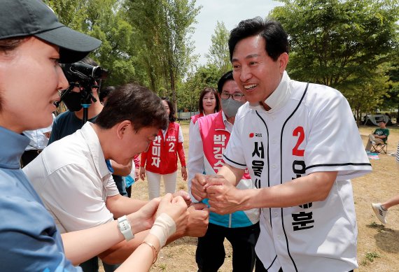 [서울=뉴시스] 국회사진기자단 = 오세훈 국민의힘 서울시장 후보가 29일 오후 서울 한강시민공원 망원지구를 방문해 시민들과 인사를 나누고 있다. 2022.05.29. photo@newsis.com