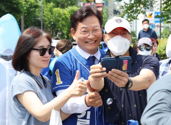 [서울=뉴시스] 국회사진기자단 = 송영길 더불어민주당 서울시장 후보가 29일 서울 강북구 북서울꿈의숲에서 시민들과 기념촬영을 하고 있다. 2022.05.29. photo@newsis.com