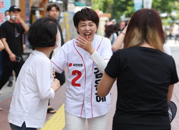 [군포=뉴시스] 국회사진기자단 = 김은혜 국민의힘 경기지사 후보가 29일 경기 군포시 산본 로데오거리에서 열린 집중 유세에서 시민들과 인사를 나누고 있다. 2022.05.29. photo@newsis.com