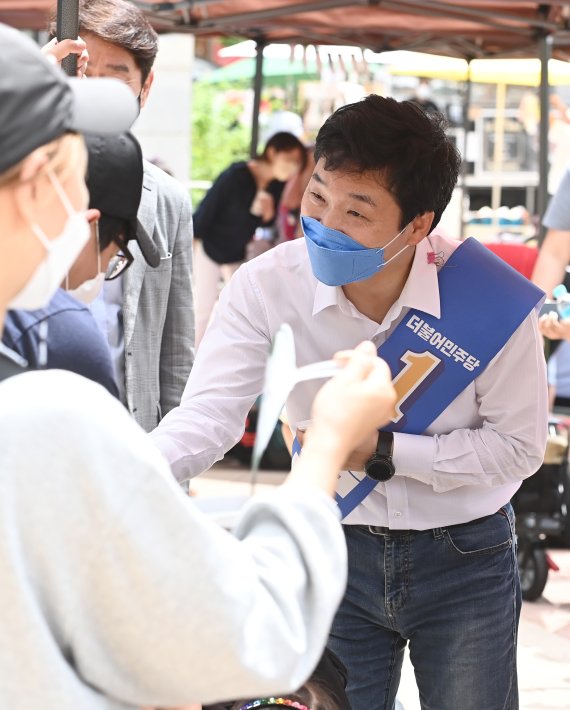 [성남=뉴시스] 김종택기자 = 경기 분당갑 국회의원 보궐선거에 출마한 김병관 더불어민주당 후보가 29일 오후 경기도 성남시 대장동 한 아파트 단지에서 열린 플리마켓에 방문해 지지를 호소하고 있다. 2022.05.29. jtk@newsis.com