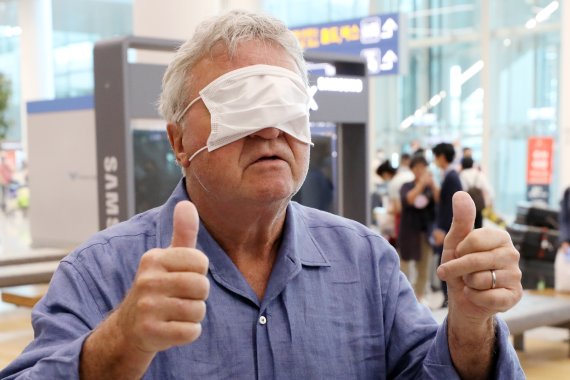 [인천공항=뉴시스] 조성우 기자 = 히딩크 감독이 28일 오후 인천국제공항 제2여객터미널을 통해 입국해 마스크로 얼굴을 가리며 장난스러운 포즈를 취하고 있다. 2022.05.28. xconfind@newsis.com