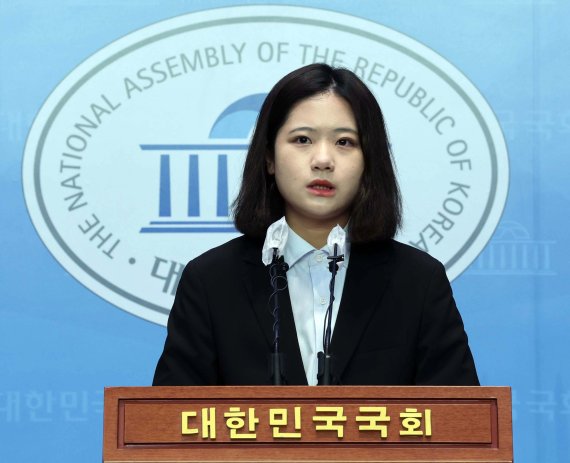 '개딸'들에 등떠밀려 물러난 박지현 "짤짤이 징계 무거운 처벌 아냐"