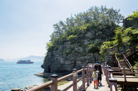 [창원=뉴시스] '코리아둘레길'의 남파랑길 구간, 고성 상족암군립공원 산책로.(사진=경남도 제공) 2022.05.30. photo@newsis.com