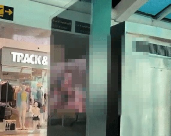 지난 27일 브라질 리우데자네이루에 있는 산투스 두몬트 공항 내 스크린에서 음란 동영상이 재생됐다. (트위터 갈무리) © 뉴스1