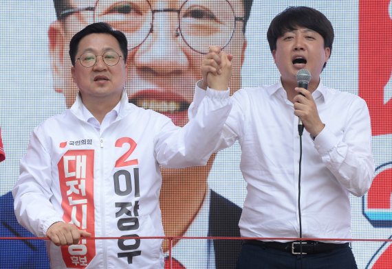 지난 30일 대전 서구 둔산동 KB국민은행 앞에서 열린 이장우 대전시장 후보 유세. 이준석 대표가 이장우 후보에 지지지를 호소했다. ⓒ2022년 5월, 뉴스1
