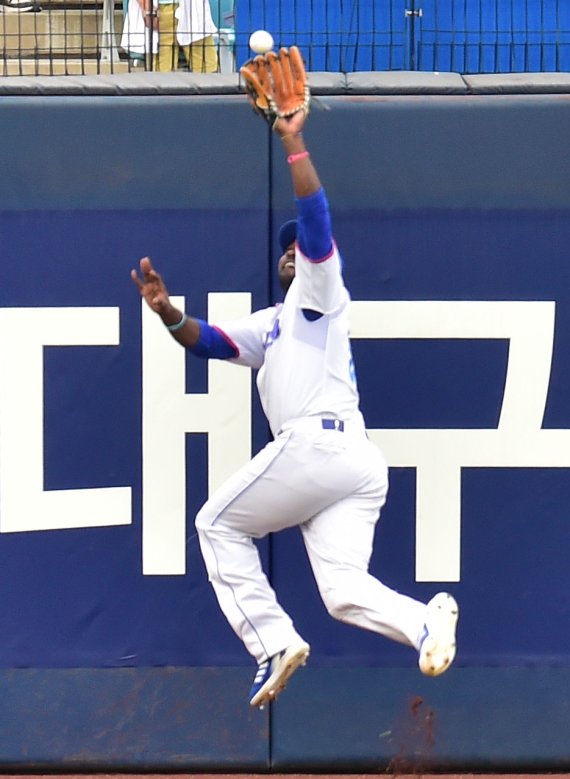 [대구=뉴시스] 이무열 기자 = 25일 오후 대구 수성구 삼성라이온즈파크에서 열린 2022 신한은행 SOL KBO리그 KIA 타이거즈와 삼성 라이온즈의 경기, 1회초 무사 1루 상황에서 삼성 좌익수 피렐라가 KIA 김선빈이 날린 타구를 잡아내고 있다. 2022.05.25. lmy@newsis.com