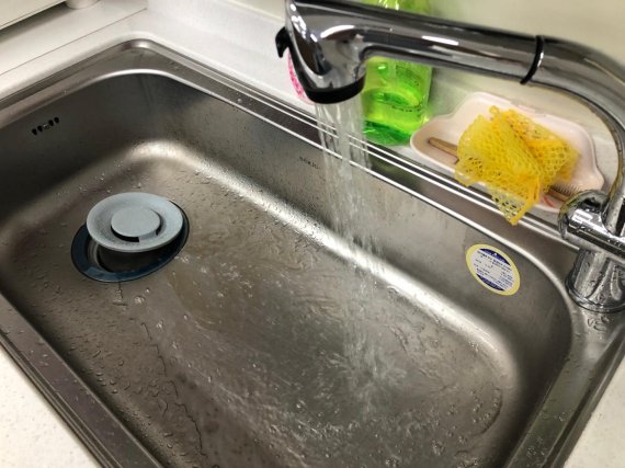 싱크대 흰색 얼룩의 정체는?..울산시 "안심하세요"