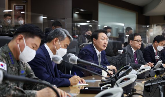 윤석열 대통령이 30일 서울 용산구 국방부·합참 청사를 방문해 국방 현황을 보고받은 후 발언하고 있다.<div id='ad_body3' class='mbad_bottom' ></div> 사진=대통령실 제공