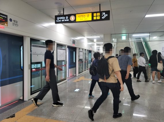30일 오전 8시40분쯤 샛강역에서 신림선을 이용한 탑승객이 하차하고 있다. 출근길이지만 대체로 한가한 모습이다. © 뉴스1