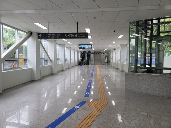 신림선 대방역에서 1호선으로 갈아타는 길에 마련된 환승통로. 에스컬레이터 5개를 올라야 한다. © 뉴스1