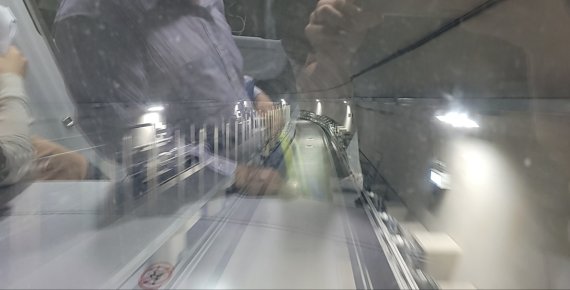 신림선 맨 앞칸에서 바라본 바깥모습. 무인운행이다보니 경전철 운행선로를 내부에서 볼 수 있다. © 뉴스1