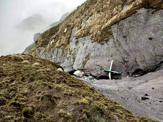 [포카라=AP/뉴시스] 30일(현지시간) 네팔 카트만두 북서쪽 산간 마을 좀섬 인근 협곡에 비행기 잔해가 보인다. 2022.05.30.