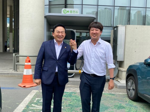 원희룡 국토부장관(왼쪽)과 이준석 국민의힘 대표가 30일 세종에서 만나 두손을 잡고 포즈를 취하고 있다. © 뉴스1
