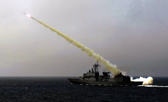 [서울=뉴시스] 2017년 7월 한국 해공군 합동 전투탄 실사격 훈련에서 하푼 대함유도탄을 발사하고 있는모습. 2017.07.06. (사진=뉴시스DB). *재판매 및 DB 금지.