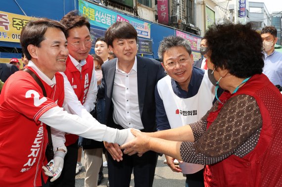 이준석 국민의힘 상임선대위원장이 21일 강원 원주 중원전통시장 인근에서 후보자들과 함께 지지를 호소하고 있다. 왼쪽부터 김진태 강원도지사 후보, 원강수 원주시장 후보, 이준석 상임선대위원장, 박정하 원주갑 국회의원 보궐선거 후보. 2022.5.21/뉴스1 © News1 조태형 기자