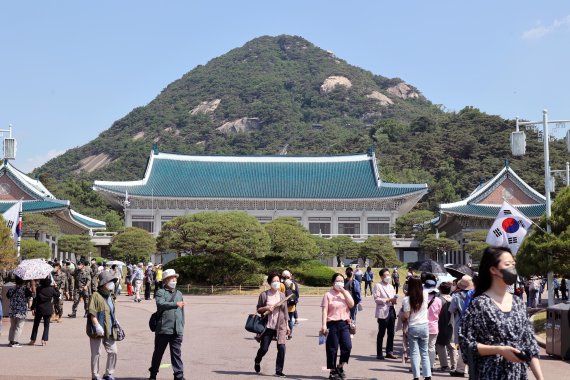 청와대 본관 내부와 대통령 관저 건물이 일반인들에게 개방된 지난 26일 시민들이 청와대 경내를 둘러보며 기념촬영 하고 있다. 사진=서동일 기자