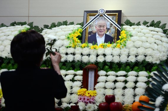 30일 오후 광주 동구 학동 금호장례식장에 마련된 고 정동년 5·18기념재단 이사장의 빈소에서 시민들이 추모를 하고 있다. 2022.5.30/뉴스1 © News1 정다움 기자