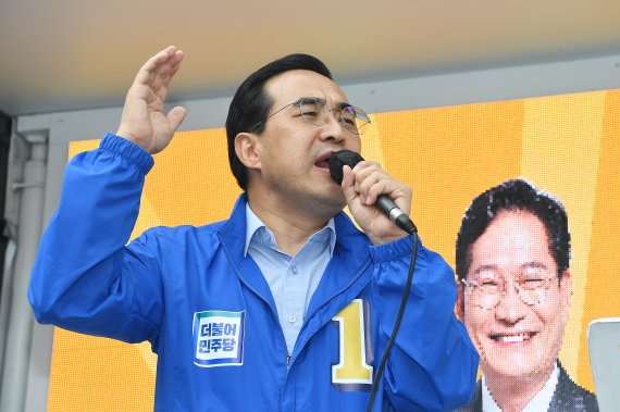박홍근 더불어민주당 원내대표가 30일 서울 동대문구 경희대학교 인근에서 송영길 서울시장 후보 지원유세를 하고 있다. 2022.5.30/뉴스1 © News1 국회사진취재단