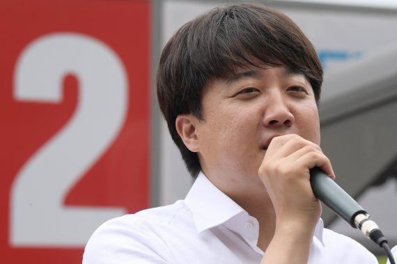 이준석 국민의힘 대표가 30일 오후 경기도 수원시 영통구 경기도청 신청사 앞에서 열린 경기 남부권 기초단체장 후보 공약 실천 약속 기자회견에서 발언하고 있다. 2022.5.30/뉴스1 © News1 국회사진취재단