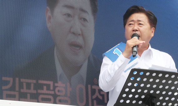 더불어민주당 오영훈 제주도지사 후보가 29일 오후 제주시청 인근에서 이재명 인천 계양을 국회의원 후보의 '김포공항 이전' 공약 관련 긴급 기자회견을 진행하고 있다. 2022.5.29/뉴스1 © News1 오현지 기자