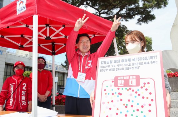 [제주=뉴시스] 우장호 기자 = 김기현 국민의힘 공동선거대책위원장이 30일 오후 제주시청 조형물 앞에서 열린 '김포공항 이전 폐지 규탄 서명운동'에 참여한 후 도민들에게 손가락 두 개를 펴보이며 지지를 호소하고 있다. 2022.05.30. woo1223@newsis.com