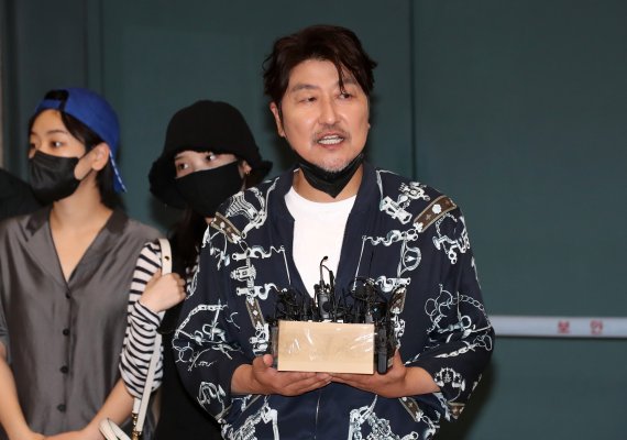 [인천공항=뉴시스] 이영환 기자 = 영화 '브로커'로 칸 국제영화제에서 남우주연상을 수상한 송강호가 30일 오후 인천국제공항 제1여객터미널을 통해 귀국해 소감을 전하고 있다. 2022.05.30. 20hwan@newsis.com /사진=뉴시스