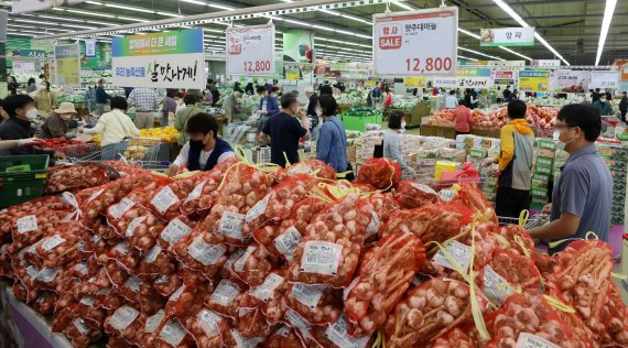 [서울=뉴시스] 추상철 기자 = 밥상,외식물가가 동반 상승하면서 금융위기 이후 13년여 만에 최고 상승률을 기록한 것으로 나타났다. 22일 오전 서울시내 한 대형마트에서 시민들이 장을 보고 있다. 2022.05.22. scchoo@newsis.com