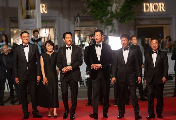 이정재 감독과 배우 정우성, 장세정 카카오엔터테인먼트 본부장(왼쪽에서 두번째) 등이 19일 밤(현지시간) 프랑스 남부 칸 ‘팔레 데 페스티벌’(Palais des Festivals)에서 열린 제75회 칸 국제영화제 비경쟁 부문 미드나잇 스크리닝에 초청된 영화 ‘헌트’ 시사회 레드 카펫을 밟고 있다. 2022.5.20/뉴스1 © News1 이준성 프리랜서기자