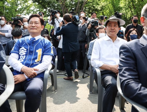 송영길 더불어민주당(왼쪽), 오세훈 국민의힘 서울시장 후보가 지난 27일 서울 동작구 보라매공원에서 열린 신림선 도시철도 개통행사에 나란히 참석해 자리하고 있다. (송영길 후보 캠프 제공) 2022.5.27/뉴스1 © News1 유승관 기자