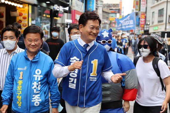 송영길 더불어민주당 서울시장 후보가 30일 서울 종로구 성균관대학교 인근에서 유세 중 음악에 맞춰 춤추고 있다. 2022.5.30/뉴스1 © News1 조태형 기자