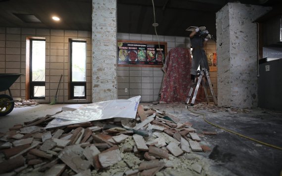 서울 종로구 먹자골목 내 식당 인테리어를 철거하는 모습(사진은 기사와 직접적인 관계가 없음) 2021.8.5/뉴스1 © News1 임세영 기자