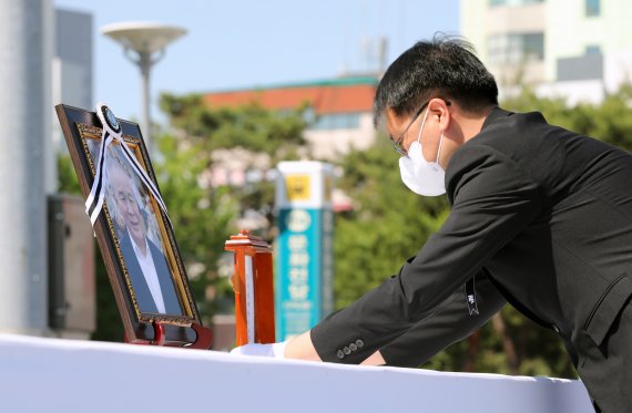 31일 오전 광주 동구 5·18민주광장에 '오월 사형수' 고(故) 정동년 5·18기념재단 이사장의 영결식이 거행되고 있다. 정 이사장은 1980년 전두환의 김대중 내란 음모 조작 당시 김대중 총재의 자택에 방명록을 남겼다는 이유로 고문을 당하는 등 고초를 겪은 5·18민주화운동의 주역 중 한 명이다. 2022.5.31/뉴스1 © News1 황희규 기자