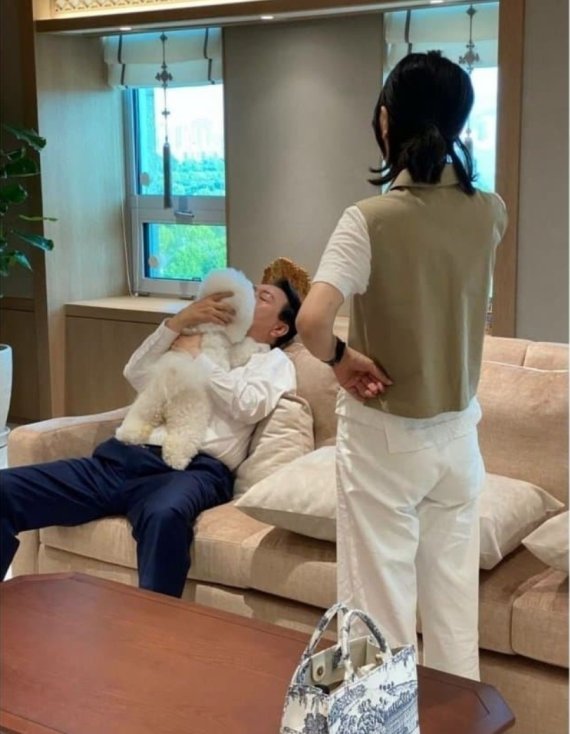 [서울=뉴시스] 윤석열 대통령과 부인 김건희 여사가 지난 28일 서울 용산 대통령실 청사 대통령 집무실에서 반려견과 시간을 보내고 있다. (사진=건사랑 네이버 카페) 2022.05.30. photo@newsis.com *재판매 및 DB 금지