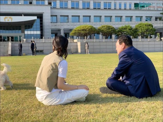 [서울=뉴시스] 윤석열 대통령과 김건희 여사가 서울 용산 대통령실 앞 잔디 광장에서 반려견들과 시간을 보내는 모습이 SNS를 통해 29일 공개됐다. (사진=페이스북 '건희사랑' 캡처) 2022.05.29. photo@newsis.com *재판매 및 DB 금지