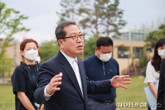 조광한 남양주시장 30일 도서관 관계자들과 다산중앙공원에서 남양주 도서관 발전방안 논의. 사진제공=남양주시