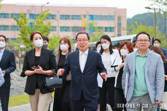 조광한 남양주시장 30일 도서관 관계자들과 다산중앙공원에서 남양주 도서관 발전방안 논의.사진제공=남양주시