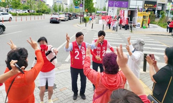 국민의힘 김경회 진천군수 후보가 지지자들과 흥겨운 춤사위로 선거운동을 하고 있다.(김경회 후보 사무실 제공)© 뉴스1