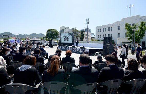 [광주=뉴시스] 김혜인 기자 =31일 오전 광주 동구 5·18민주광장에서 고 정동년 5·18기념재단 이사장 영결식이 열리고 있다. 2022.05.31. hyein0342@newsis.com