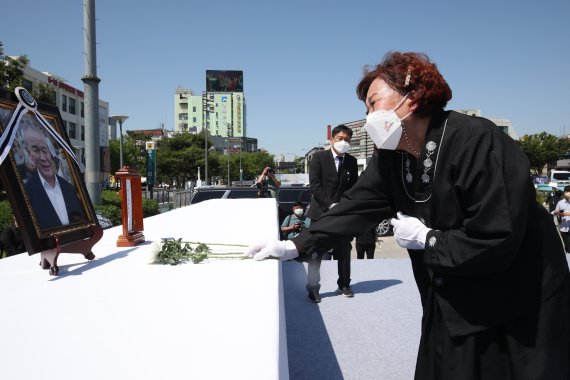 31일 오전 광주 동구 5·18민주광장에서 열린 고 정동년 5·18기념재단 이사장 영결식에서 정 이사장 부인인 이명자 오월어머니집 전 관장이 헌화하고 있다. 2022.5.31/뉴스1 © News1 황희규 기자