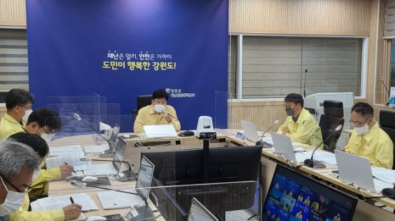 31일 강원도는 최복수 강원도 행정부지사는 홍천 양돈농장에서 아프리카돼지열병이 발생 관련, 지난 30일 오후 시⸱군 부단체장을 소집하여 긴급방역 상황점검 영상회의를 주재하고, 방역 강화대책 이행을 주문하였다고 밝혔다. 사진=강원도 제공