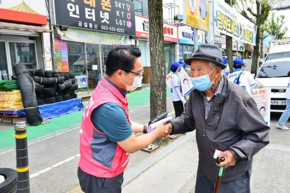 오철기 전북 남원시장 후보(무소속)가 지역 어르신에게 지지를 호소하고 있다./© 뉴스1