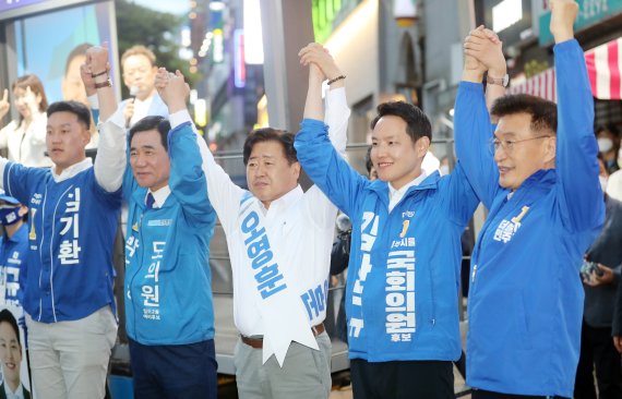 김한규 제주시을 국회의원 보궐선거 후보가 29일 오후 제주시청 인근에서 진행한 총력 유세에서 오영훈 제주도지사 후보, 문대림 전 JDC 이사장, 도의원후보들과 지지를 호소하고 있다. 2022.5.29/뉴스1 © News1 오현지 기자