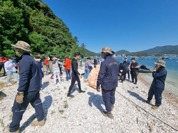 [창원=뉴시스] 강경국 기자 = 경남 창원시 진해구 대죽도와 진해루 일원에서 제27회 바다의 날을 맞아 31일 민·관·군 관계자들이 해안변 환경 정비 활동을 펼치고 있다. (사진=창원시청 제공). 2022.05.31. photo@newsis.com *재판매 및 DB 금지