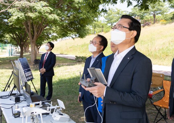 5월 31일 경상남도 밀양시 소재 국유지에서 권남주 캠코 사장(오른쪽)이 드론 시연을 참관하고 있다. 캠코제공