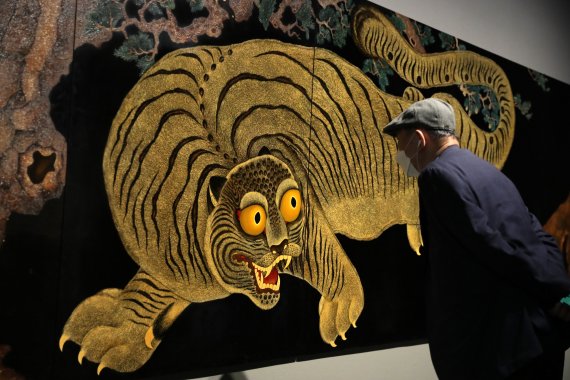 [과천=뉴시스] 박진희 기자 = 국립현대미술관이 한국의 채색화 특별전 '생의 찬미' 개막을 앞둔 31일 경기도 국립현대미술관 과천에서 언론 공개행사를 갖고 성파 대종사의 작품 '수기맹호도(睡起猛虎圖)'를 선보이고 있다. 작품은 올해 제 15대 조계종 종정으로 추대된 중봉 성파 대종사의 작품이다. 전시는 6월 1일부터 9월 25일까지 과천에서 개최한다. 2022.05.31. pak7130@newsis.com